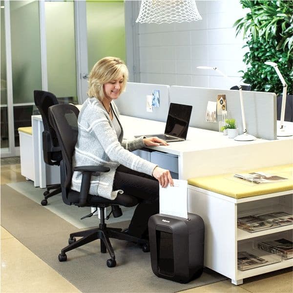 Шредер Fellowes PowerShred LX41 черный (секр.P-4) фрагменты 8лист. 17лтр. скрепки скобы пл.карты - фото 1